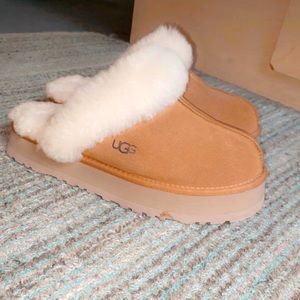 Like new chestnut classic ugg sliper 2 womans size 10
